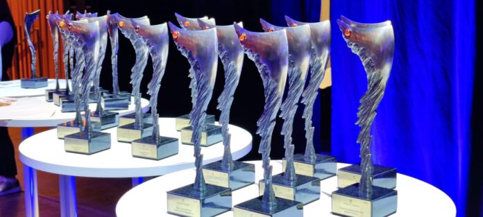 Invest Cuffs statuetki